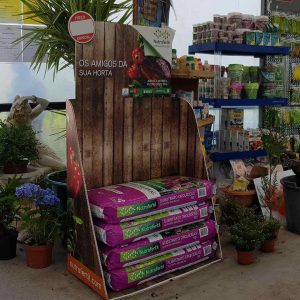 expositores-nutrofertil-bdr-bandeiras-e-mastros