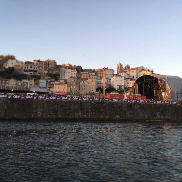 q8-lona-publicitaria-bdr-bandeiras-e-mastros q8-lona-publicitaria-bdr-bandeiras-e-mastros