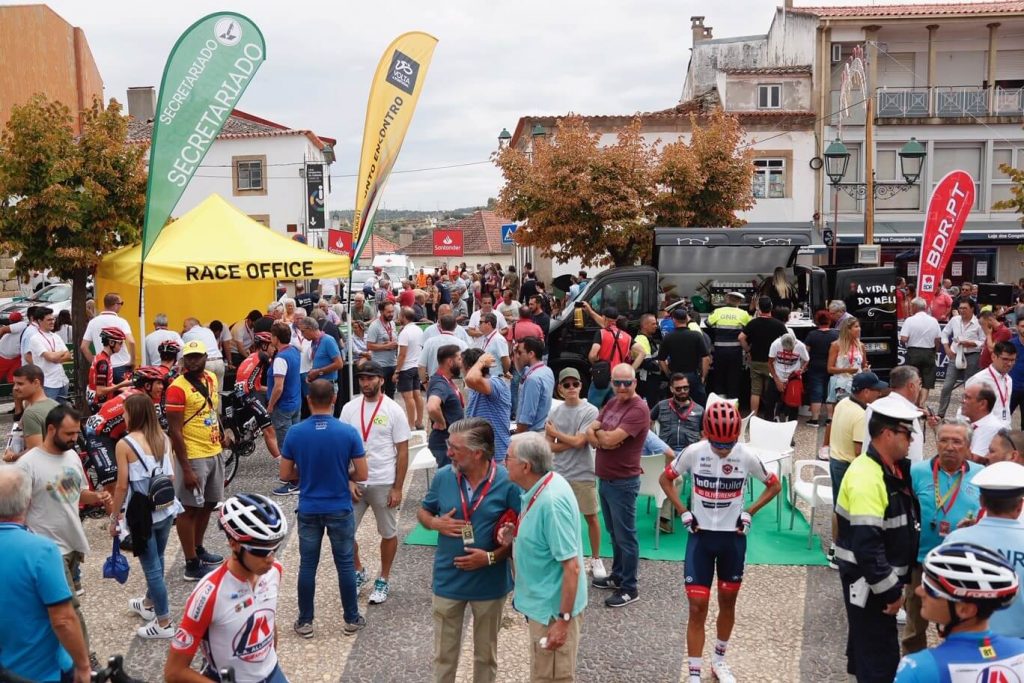 aqui há volta a portugal em bicicleta bdr bandeiras e mastros