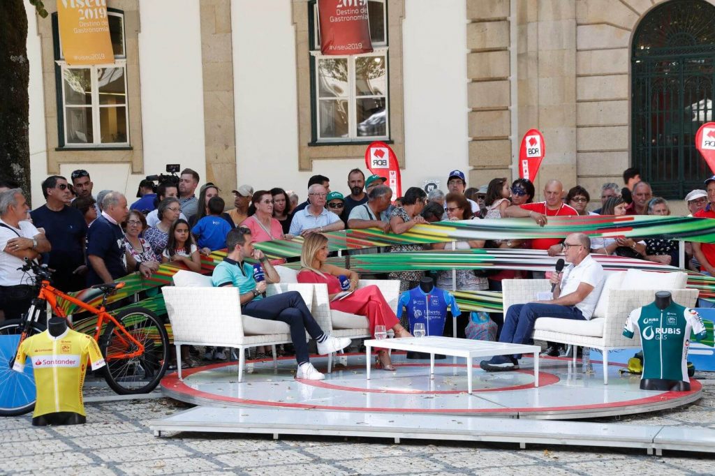 aqui há volta a portugal em bicicleta santander bdr bandeiras e mastros