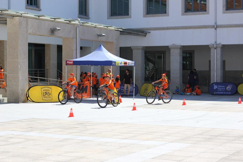volta a portugal em bicicleta academia bdr bandeiras e mastros