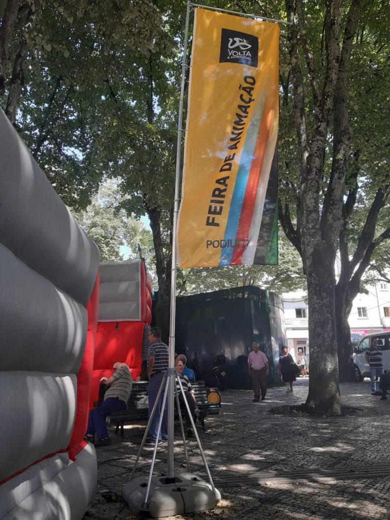 volta a portugal em bicicleta santander bdr bandeiras e mastros feira animacao