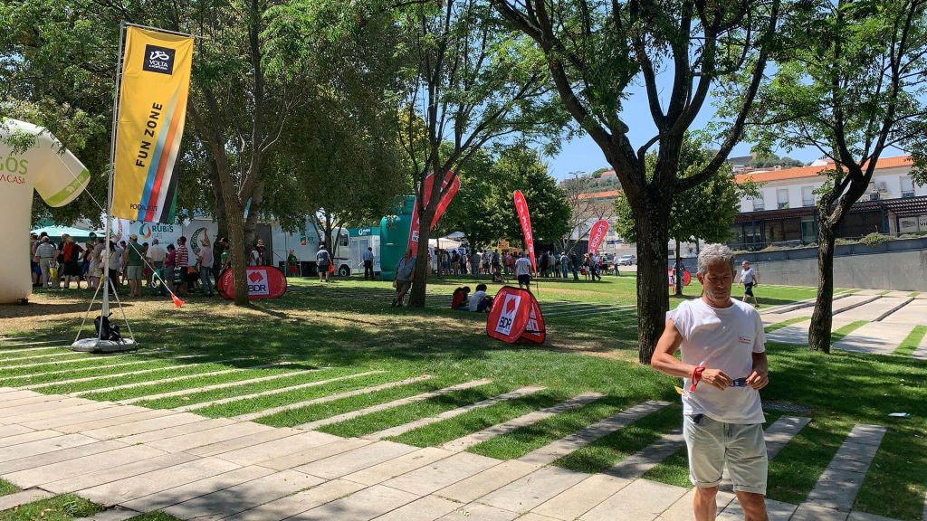 volta a portugal em bicicleta santander bdr bandeiras e mastros flagwater