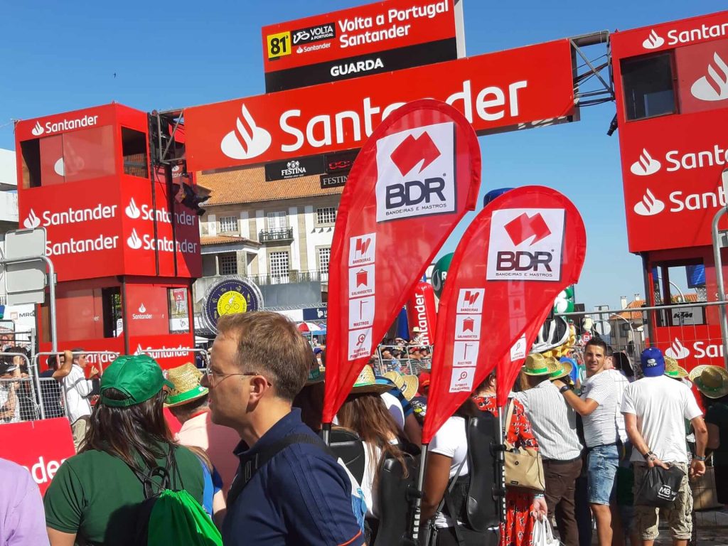 volta a portugal em bicicleta santander bdr mochilas bandeira