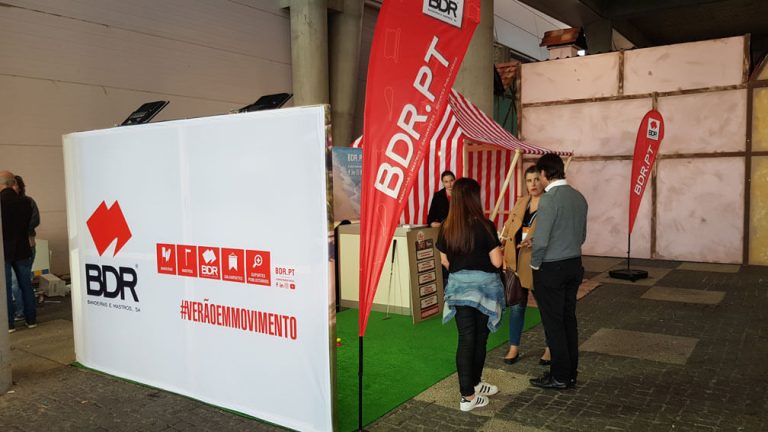 bdr-bandeiras-e-mastros-btl-2019-stand-com-tecido-display